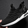 Zwarte Sneakair III Running schoenen wit met gemakkelijk in te glijden ontwerp en elastische schoenveters voor een gemakkelijke pasvorm.