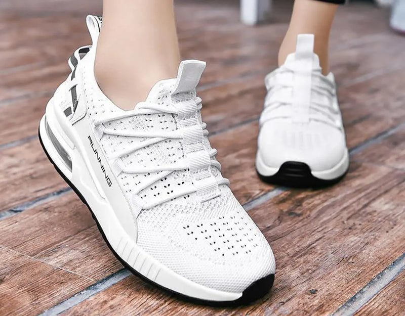 Witte Sneakair III Hardloopschoenen met gemakkelijk in te glijden ontwerp en elastische schoenveters voor een gemakkelijke pasvorm.