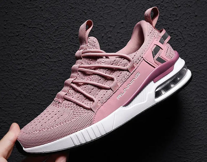 Roze Sneakair III Hardloopschoenen wit met gemakkelijk in te glijden ontwerp en elastische schoenveters voor een gemakkelijke pasvorm.